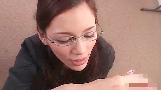 戴眼镜的日本女孩用狂野口交让人惊喜