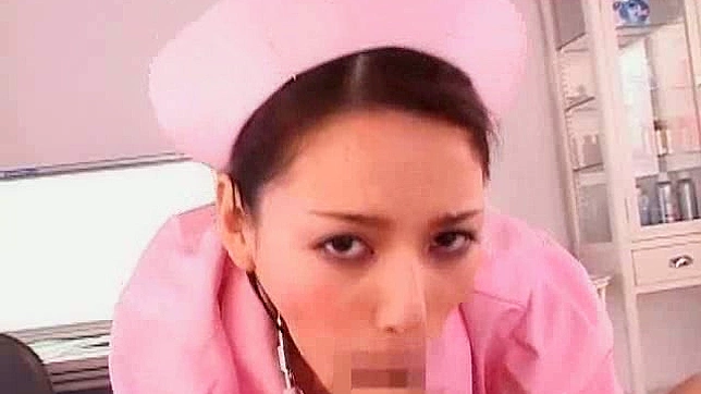 可爱日本女孩接受热情的手指刺激她的私处