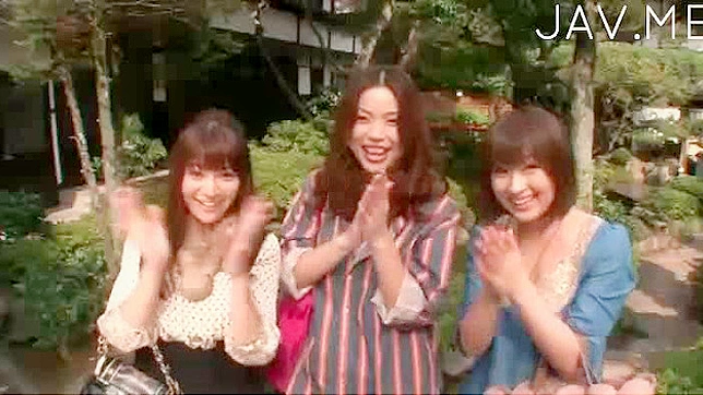 与迷人的日本女孩在户外享受激情热水浴