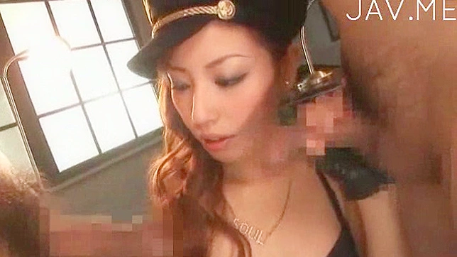 亚洲甜心在三人行中用非凡的口技令人惊叹