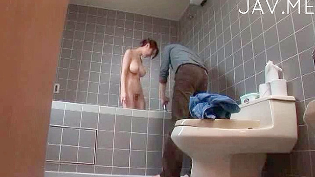 欲望美女在淋浴中与美味阳具嬉戏热战