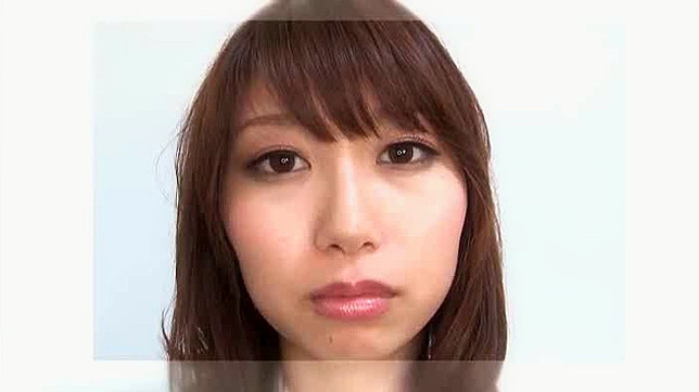 口交美女用温暖的嘴唇和双手令人惊叹
