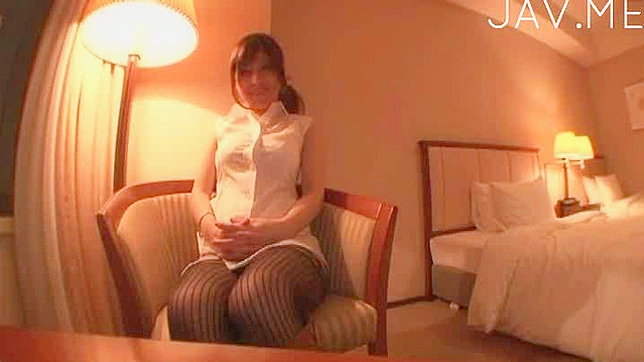 业余美女跪地用嘴唇包住大阳具