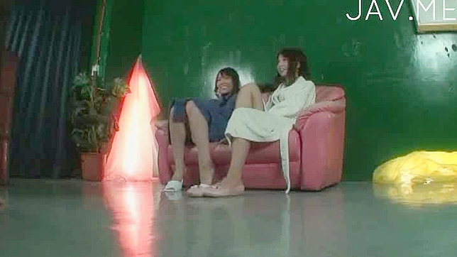 两个娇小的亚洲女孩赤裸着用玩具自慰