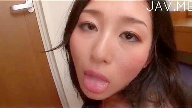 运动迷人的亚洲女孩正在自慰她的阴道。