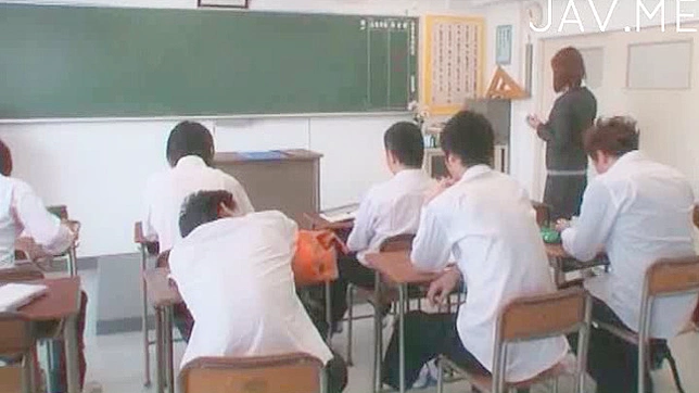 引诱的日本老师正在为她最好的学生做手淫。