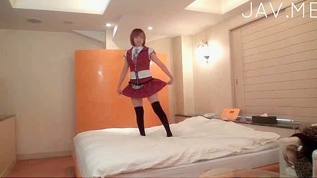 寂寞火熱的日本少女在床上跳舞