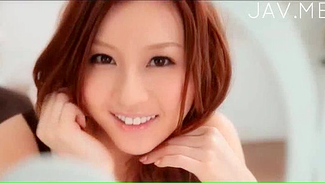 迷人的美女喜欢挑逗并在镜头前进行激烈的性爱