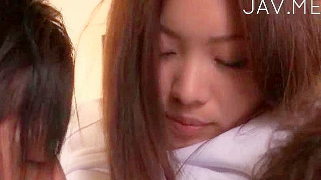 性欲旺盛的少女渴望将两根阳具全含在嘴中