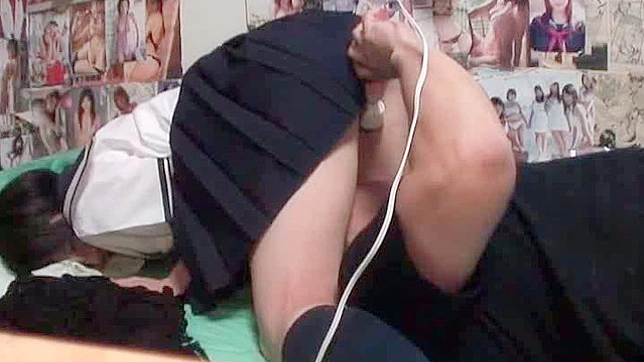 调皮的大学女生在男友注视下揉搓紧致私处自慰