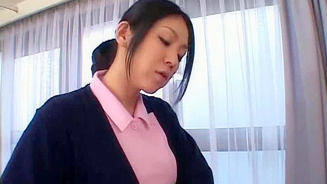 两位性感护士用温柔的手为生病的病人提供愉悦治疗。