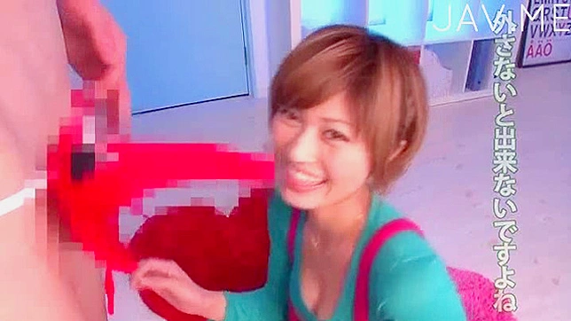 日本美女开心地吸吮粗大的阳具