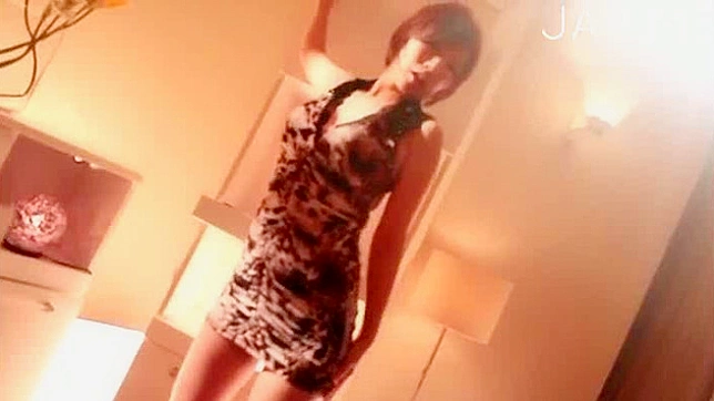 壮汉尽情品尝日本妹子的水润蜜桃屁眼儿