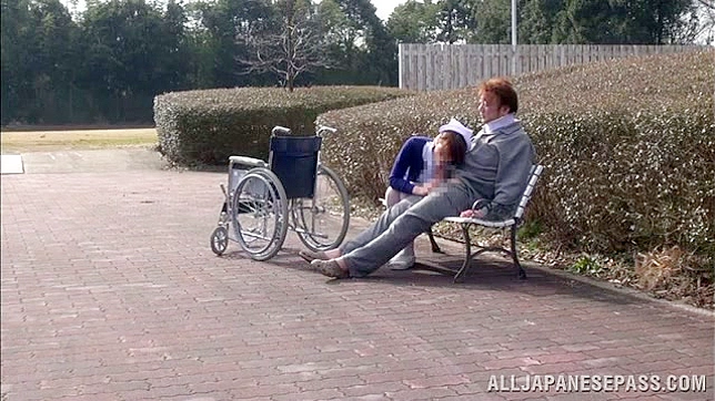 户外与坐轮椅的男人做爱