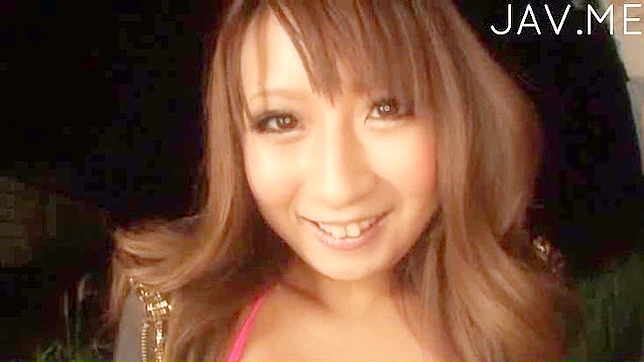迷人的日本美女挑逗着狂热的阴茎