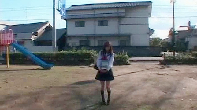 迷人的日本女学生嬉戏着诱人的乳房