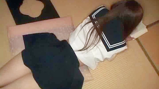 可爱的日本女孩需要缓解她对阴道的渴望需求。