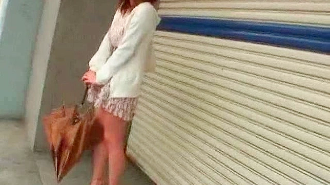 温顺的日本女孩渴望缓解她饥渴的小穴需求