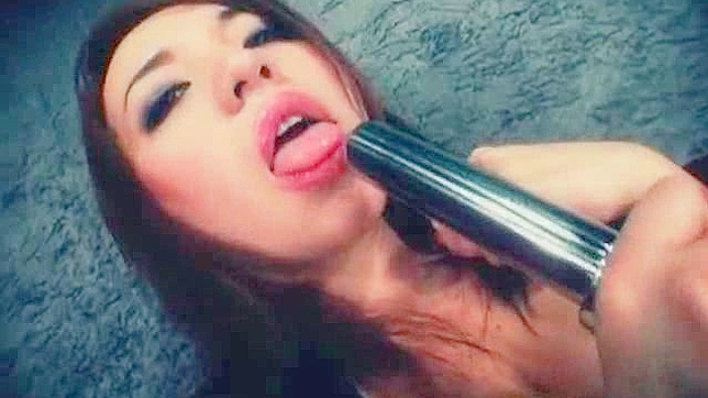 丰满的日本老师在课堂上分享她的性感身体资产