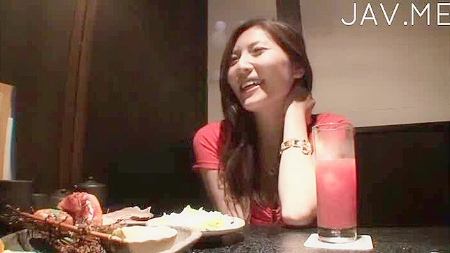 优雅迷人的日本美人展示她的屁股