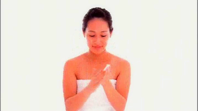 黑发可爱的日本女神在亲吻她的混蛋