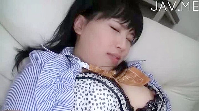 黑发亚洲美女俏脸吸吮粗大阳具