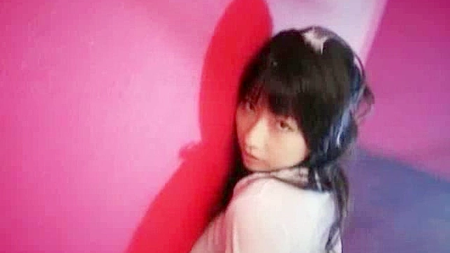 美丽的亚洲公主希望男友舔她的剃毛阴部