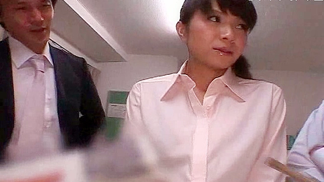 迷人的日本女孩在狂野的口交中给予火热的服务。