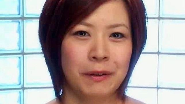 震动棒愉悦性感日本女孩的多毛小穴