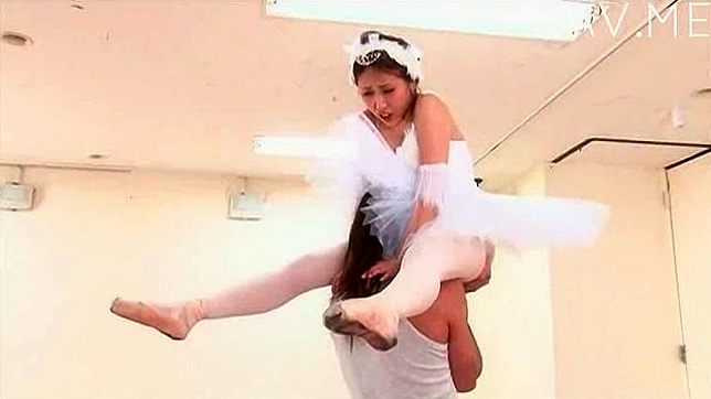为甜美日本芭蕾舞女郎的火热愉悦口阴体验