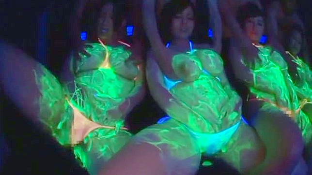 性感自慰秀：饥渴日本妹子大奶诱惑表演