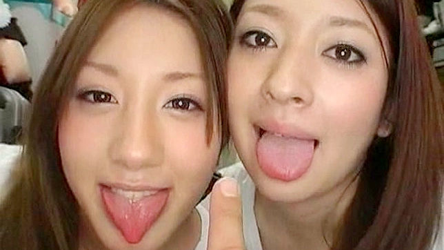 两位日本妹子联手为猛男舔枪头