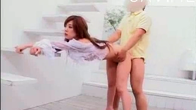 可爱的日本美女享受狂野的手指和口舌刺激