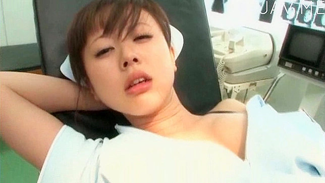 迷人的日本护士接受狂野的阴道深插体验