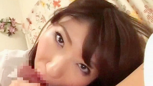 甜美的日本宝贝正饥渴地吮吸着粗壮的阳具。