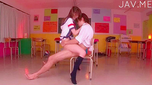 与热辣日本情侣的教室偷情狂欢