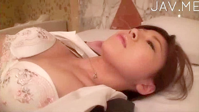 穿丝袜的辣妹日本女享受深入做爱的乐趣