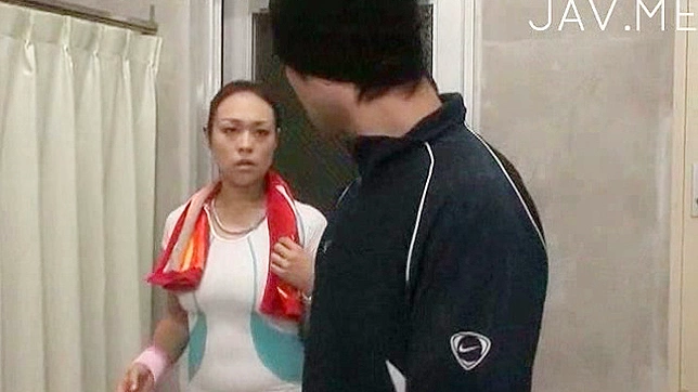 饥渴的日本美女疯狂地吸吮粗壮阳具