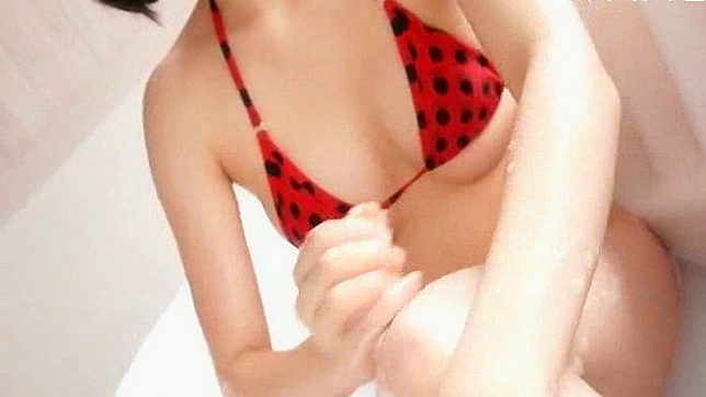 奶油般的自演秀，可爱女孩在温暖的淋浴中摆姿势