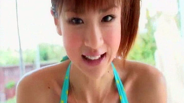 迷人的日本女郎在镜头前摇曳性感身体曲线。