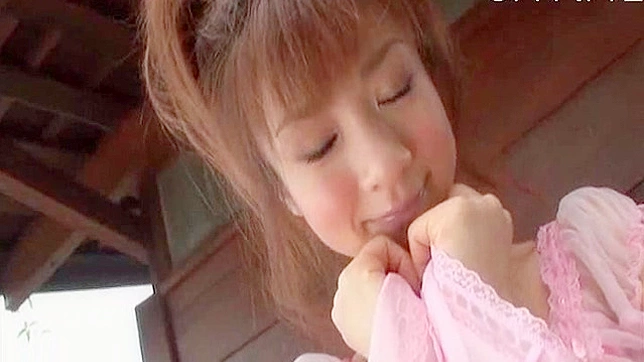 迷人女郎穿性感内衣，爱在镜头前挑逗摆姿。