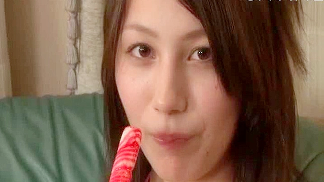 调皮的宝贝喜欢在镜头前摆出性感姿势诱惑