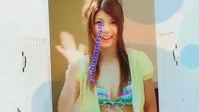 日本女孩准备在三人行中同享一根阳具的欢愉