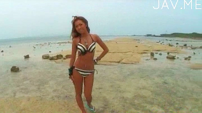 饥饿日本天使在室内亲吻她的猛男情人