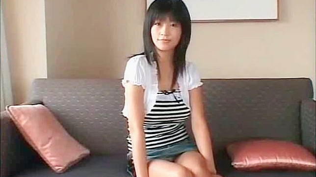黑发日本女孩室内自慰的个人秀