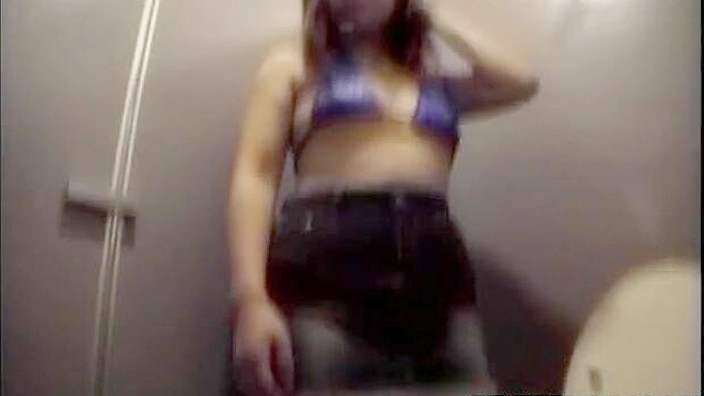 疯狂的裙底视角：她正在厕所里口交