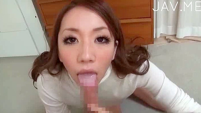 迷人的黑丝女孩挑逗男友，激情四射的时刻。
