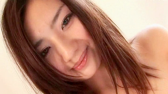 性感女郎在镜头前展示裸体，火热的独自表演