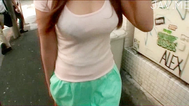 大胆可爱的日本少女展示她的毛茸茸的阴道