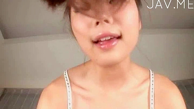 迷人的日本女孩野性阴唇的调皮手指探索